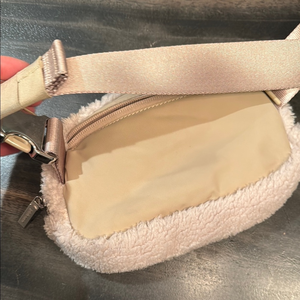 Lulu Sherpa Cream Fleece Belt Bag - NWOT - Picture 3 of 4